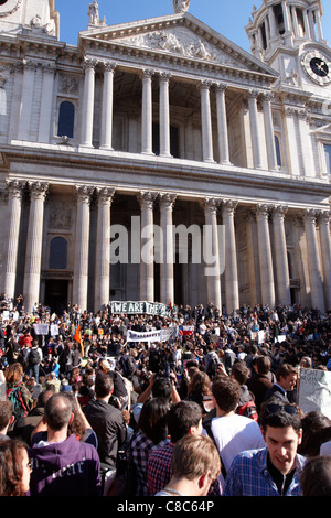 Una folla di circa duemila assembla al di fuori di St Pauls Cathedral per occupare il London Stock Exchange protesta. Foto Stock