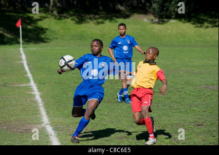 I giocatori di calcio di U11 squadra che lotta per la sfera a Rygersdal Football Club Città del Capo Sud Africa Foto Stock