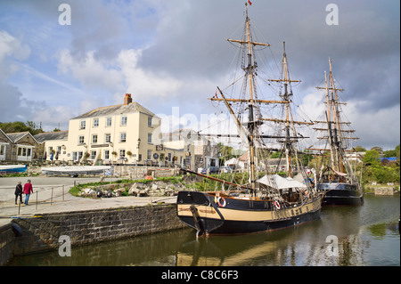 Due vecchie tall-masted le navi a vela ormeggiata in Charlestown Harbour Foto Stock