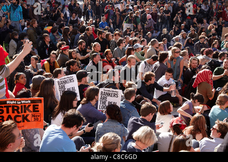 Una folla di circa duemila assembla al di fuori di St Pauls Cathedral per occupare il London Stock Exchange protesta. Foto Stock