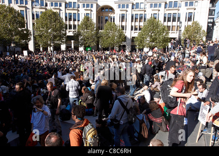 Una folla di circa duemila assembla al di fuori di St Pauls Cathedral per occupare il London Stock Exchange protesta. Foto Stock