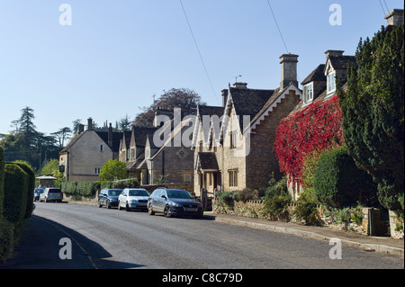 Strada principale attraverso il villaggio Grittleton nel WILTSHIRE REGNO UNITO Foto Stock