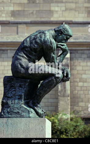 Parigi. La Francia. Il pensatore, scultura di Rodin nel giardino del Museo Rodin. Museo Rodin. Settimo Arrondissement. Foto Stock