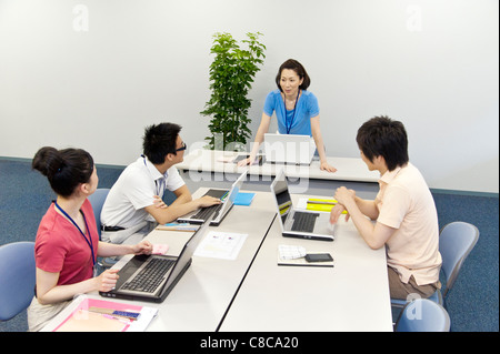 Imprenditori e imprenditrici in business casual con sale riunioni Foto Stock