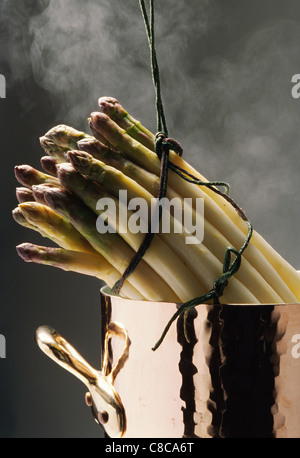 A vapore gli asparagi cotti Foto Stock