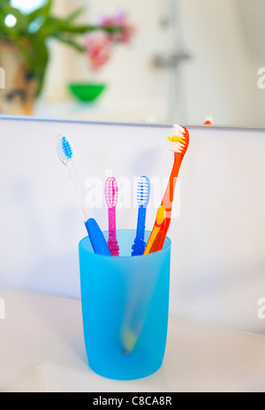 Gli spazzolini da denti in coppa Foto Stock