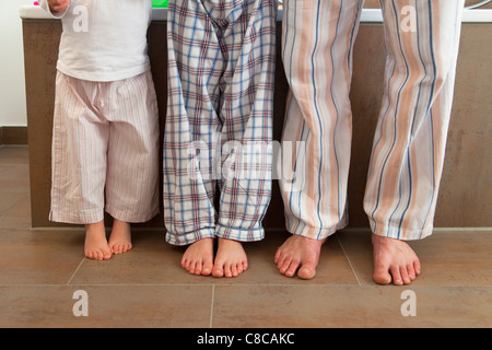 Di famiglia a piedi nella stanza da bagno Foto Stock