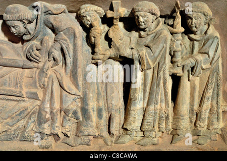 Spagna, San Giacomo: scolpito in pietra particolare di una tomba romanica nel Monastero di Irache Foto Stock