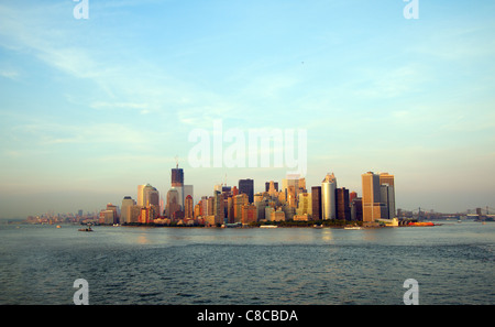 Vista sul centro di Manhattan e fabbricati dalla nave Foto Stock