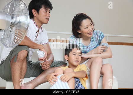 La famiglia in un momento di relax a soggiorno Foto Stock