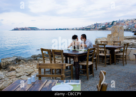 Giovane seduto a waterfront cafe Foto Stock