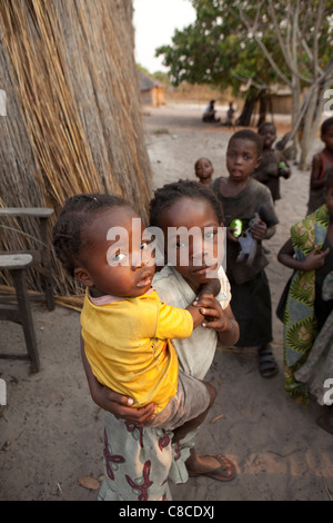 Bambini huddle insieme in Mongu, Zambia, Sud Africa. Foto Stock