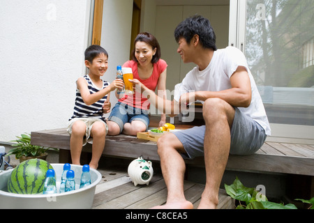 Famiglia la tostatura in veranda Foto Stock