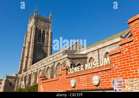 Cromer chiesa parrocchiale di St Martin's accanto a Cromer Museum Norfolk East Anglia England Regno Unito GB EU Europe Foto Stock