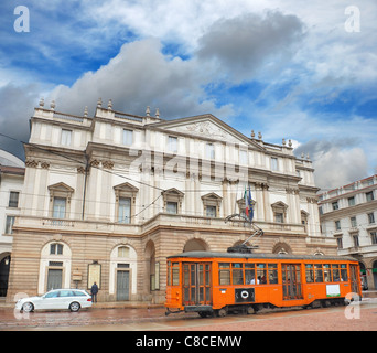 Teatro La Scala (Italiano: Teatro alla Scala), è rinomata in tutto il mondo come il teatro dell opera di Milano, Italia. Foto Stock