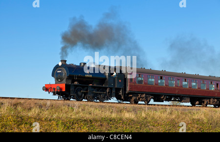 Norfolk Steam Engine e treno a vapore sulla North Norfolk Railway la linea Poppy Norfolk East Anglia Inghilterra Regno Unito Europa Foto Stock