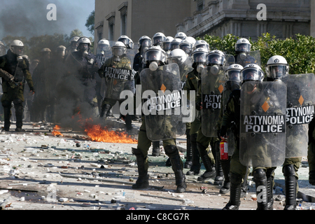 Atene Grecia, 19/10/2011. I manifestanti si scontrano con la polizia antisommossa, lanciando bombe incendiarie e pietre. Essi erano tra le migliaia di persone che protestano nella capitale greca contro la proposta di misure di austerità. Foto Stock