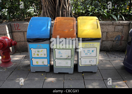 Colore degli scomparti di riciclaggio sul marciapiede in Kowloon, Hong Kong Cina. Il riciclaggio sta rapidamente diventando parte del dovere civico in Cina Foto Stock