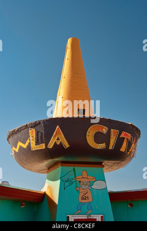 Sombrero segno a ex ristorante messicano La Cita, ora negozio di fiori, sulla storica Route 66 in Tucumcari, Nuovo Messico, STATI UNITI D'AMERICA Foto Stock