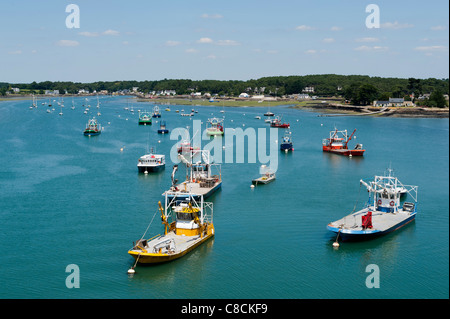 Oyster barche ormeggiate in attesa di un uso in La Trinite sur Mer, Bretagna Francia Foto Stock