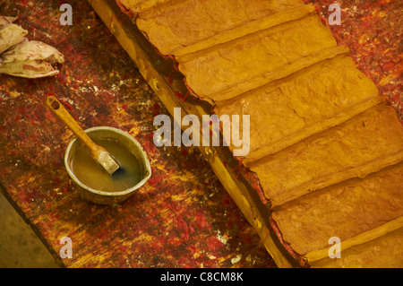 Attore attrice arte artista fusione in bronzo di creare intrattenimento fonderia di fabbrica oro testa mani calore industriale lamiera Foto Stock