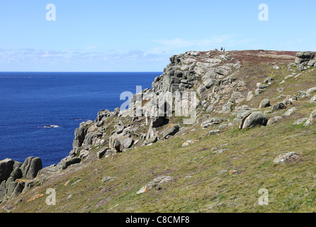 Due persone del sud ovest sentiero costiero le rocce della testa Gwennap, vicino a Porthgwarra, Cornwall, Regno Unito Foto Stock
