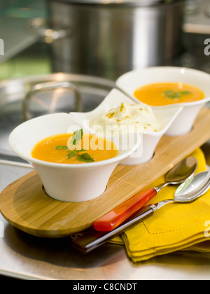 La zucca e la zuppa alla vaniglia con salsa speziata di panna montata Foto Stock