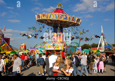 Famoso Oktoberfest a Monaco di Baviera, in Germania, con la giostra Foto Stock