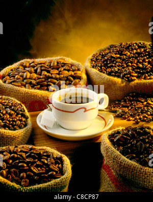 Sacchi di chicchi di caffè e la tazza di caffè Foto Stock