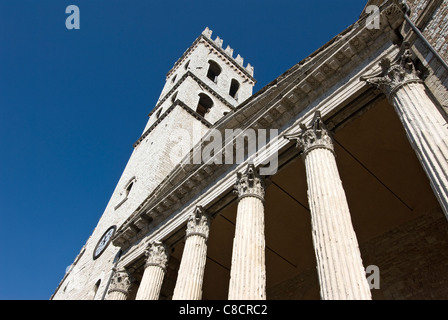 Torre di persone e il Tempio di Minerva, Piazza del Comune, Assisi, Perugia, Umbria, Italia Foto Stock