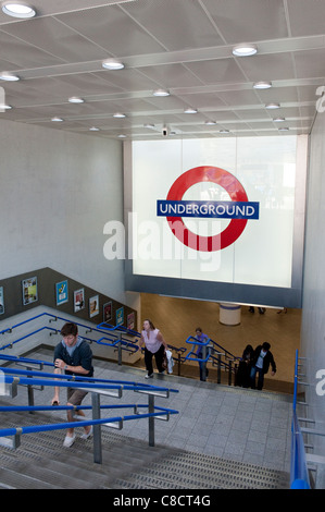 I passeggeri a salire le scale da una stazione della metropolitana di Londra, Inghilterra. Foto Stock