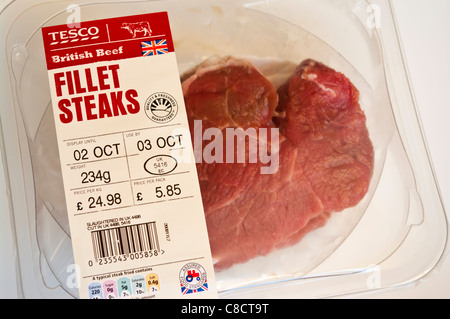 Etichettatura su un pacchetto di supermercato Tesco non cotti materie la carne di manzo britannica bistecche di filetto Foto Stock