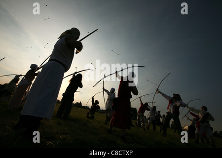 La formazione degli arcieri alla vigilia della rievocazione della battaglia di Grunwald (1410) in Polonia settentrionale. Foto Stock