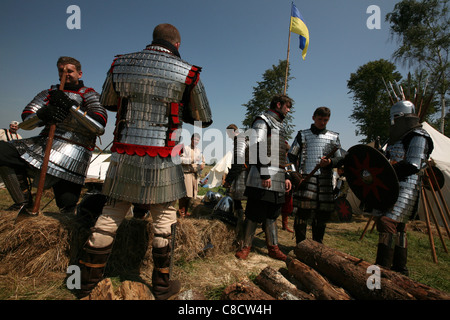 I cavalieri di Teutonic preparare per la rievocazione della battaglia di Grunwald (1410) in Polonia settentrionale. Foto Stock