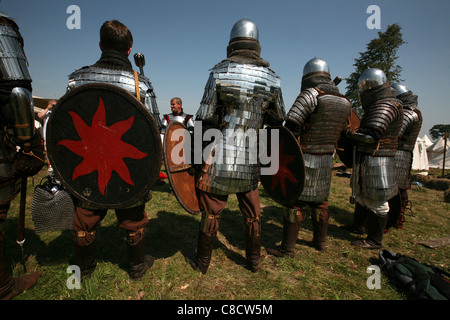 I cavalieri di Teutonic preparare per la rievocazione della battaglia di Grunwald (1410) in Polonia settentrionale. Foto Stock