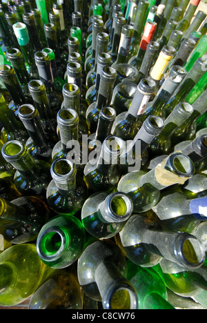 Un sacco di svuotare le bottiglie di vino in attesa di essere riciclati. 2011. Foto Stock