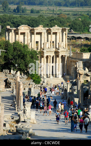 Efeso (EFES), Turchia. Una vista verso il basso Curetes modo per la biblioteca di Celsus Polemaeanus. 2011. Foto Stock