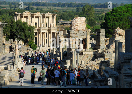 Efeso (EFES), Turchia. Una vista verso il basso Curetes modo per la biblioteca di Celsus Polemaeanus. 2011. Foto Stock