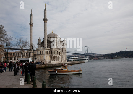 La moschea di Ortaköy sul Bosforo - Istanbul, Turchia Foto Stock