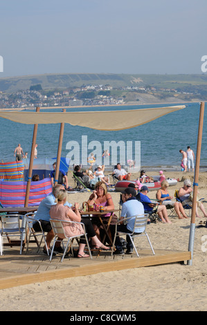 I turisti sulla spiaggia di Weymouth una località balneare nel Dorset England Regno Unito Foto Stock