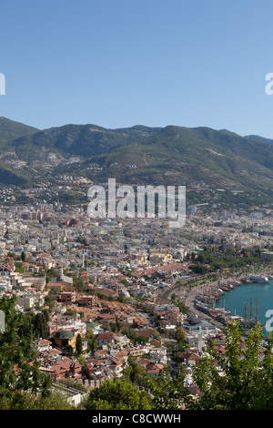 Torre Rossa e il porto. Bellissima vista della città di Alanya in Turchia Foto Stock