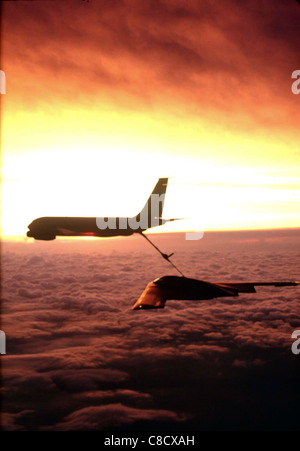 Una KC-135 Stratotanker dal ventiduesimo Air Refuelling Wing, McConnell Air Force Base, Kan., refuels un B-2 Spirit Foto Stock