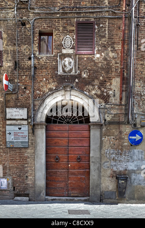 La vecchia porta a Siena in visualizzazione dettagli Foto Stock