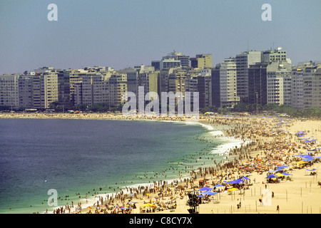 Rio de Janeiro, Brasile. Spiaggia di Copacabana con un sacco di persone la balneazione. Foto Stock