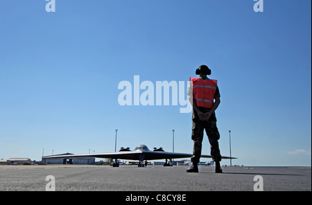 Il marshalling di un B-2 Spirit bombardiere stealth dal proprio posto di parcheggio presso il Royal Australian Air Force Base di Darwin Foto Stock