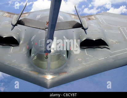 B 2 Spirito bombardiere Stealth riceve il carburante da una KC-10 Extender Foto Stock