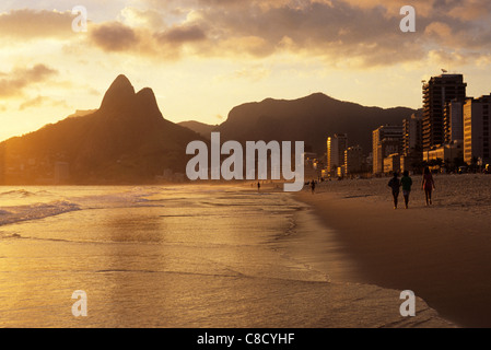 Rio de Janeiro, Brasile. Dois Irmaos (due fratelli) montagna nella luce della sera e Leblon Ipanema beach; il mare e la sabbia. Foto Stock