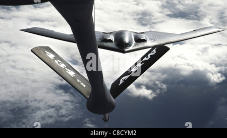 B 2 Spirito bombardiere Stealth B-2 Spirit posizioni per ricevere carburante da un KC-135 Stratotanker Marzo 10 oltre l'Oceano Pacifico Foto Stock