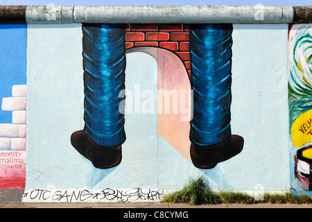Graffiti sul muro di Berlino a East Side Gallery di Berlino in Germania, Europa Foto Stock
