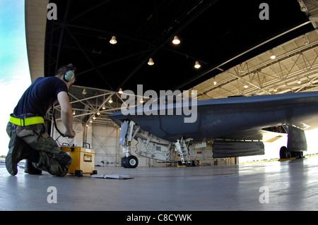 B 2 Spirito bombardiere Stealth 509a manutenzione aeromobili squadrone effettua una pre-controllo di volo su un B-2 Spirito prima del decollo Foto Stock